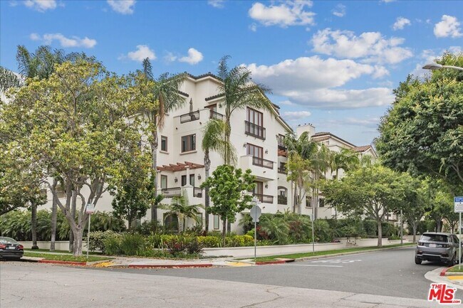 Building Photo - 261 S Reeves Dr