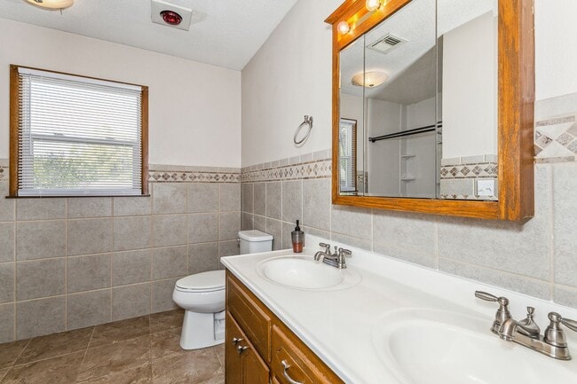 Building Photo - 873 E Greenway Ct