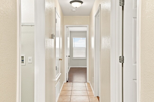 Building Photo - 4 bedroom PLUS flex space for optional 5th bedroom in Kensington Trails