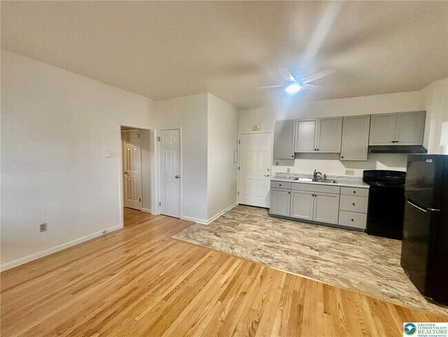 Building Photo - 20 W Main St