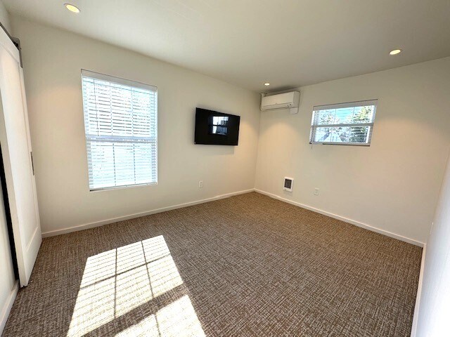 Building Photo - 784 Farmington Ave