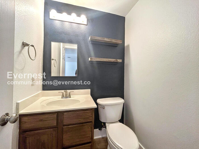 Building Photo - 1401 Balsam Way