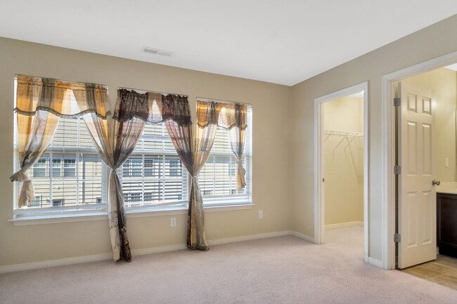 Building Photo - Spacious 3 Bedroom 3.5 Bathroom Townhome i...