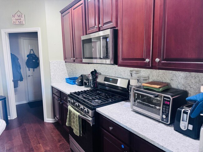 Building Photo - 4 Bedroom 2 Bath in Deer Creek