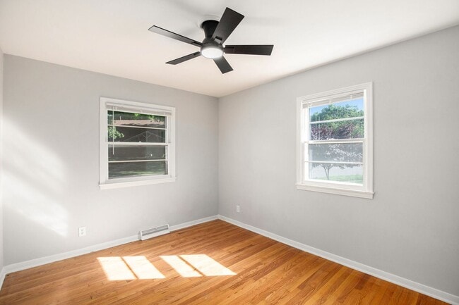 Building Photo - Move in special!! Beautiful 3BR/2BA w/ Garage & Fenced Yard