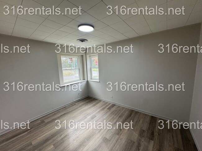 Building Photo - $999 - 3 bed 1 bath - newly remodeled - Si...