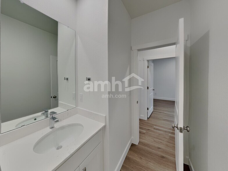 Building Photo - 13937 E 101st Ave