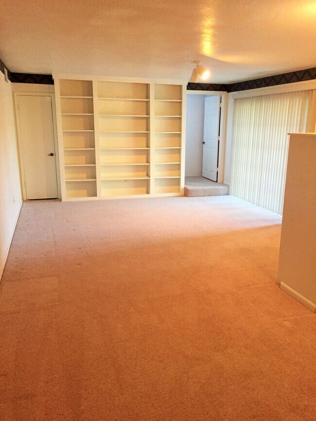 Building Photo - 656 Thunderbird Dr