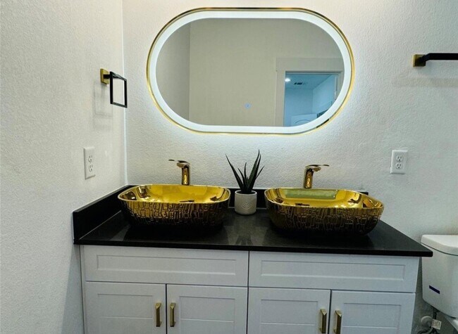 Building Photo - 1621 Wellington St