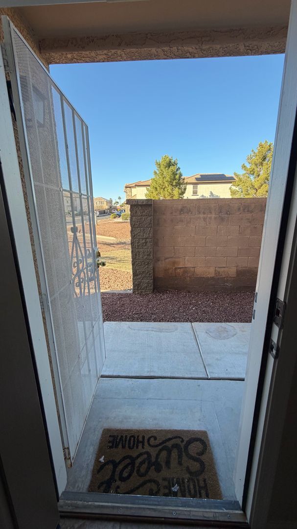 Building Photo - Spacious Surprise home with large backyard