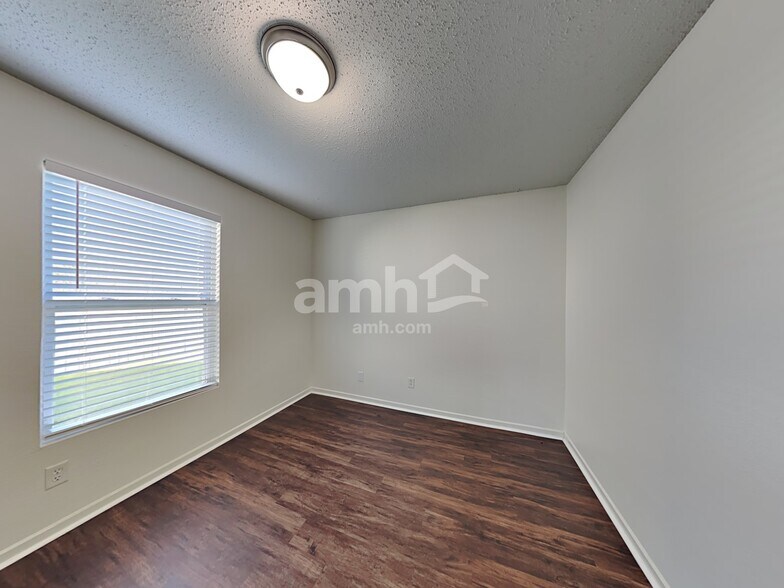 Building Photo - 527 Bourneside Dr