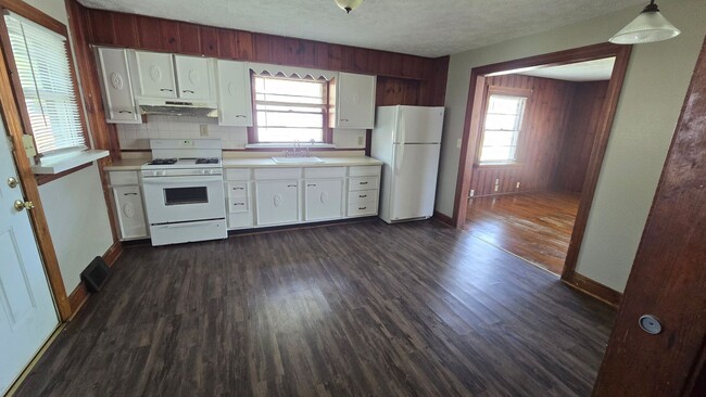 Building Photo - 2 Bedroom Home - Detached Garage!