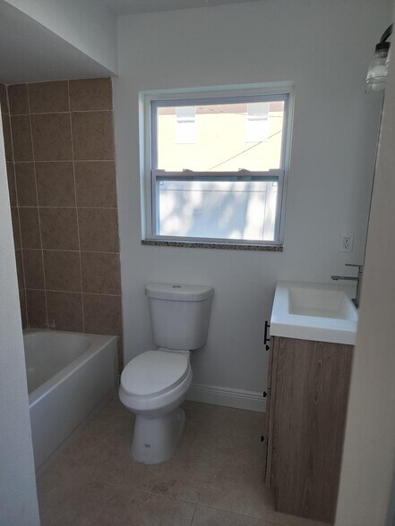 Building Photo - 556 Clearwater Largo Rd N