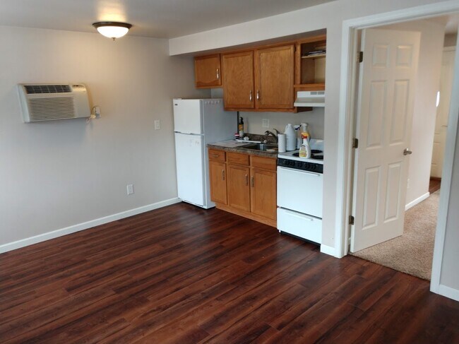 Building Photo - 1025 Riverside Dr