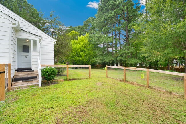Building Photo - Available now! Lovely 3 bed/1 bath Home in...