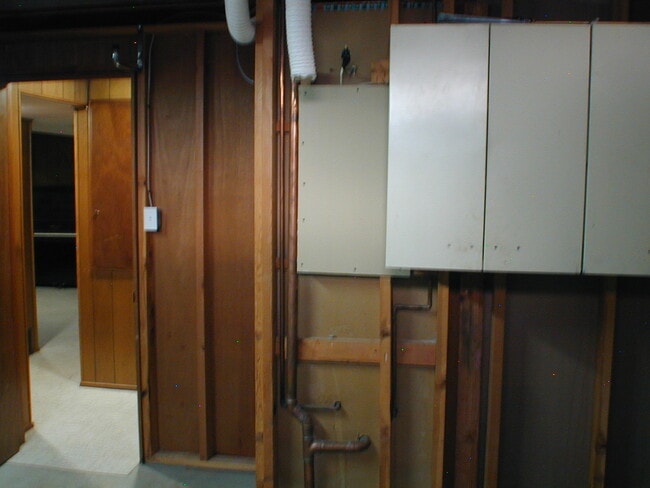 Building Photo - House For Lease