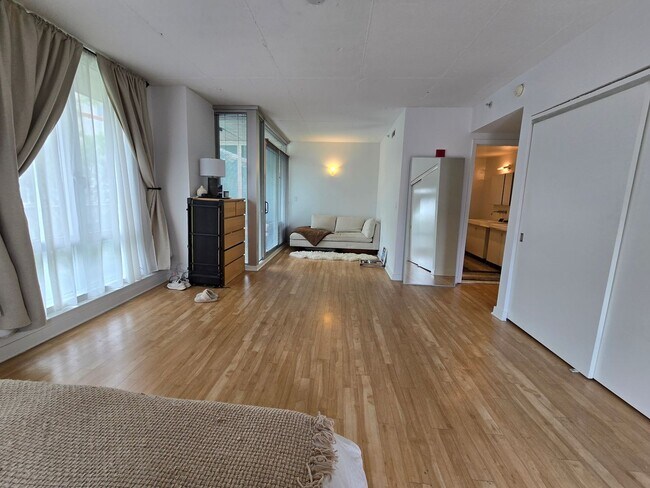 Building Photo - HUGE Stunning Bright 3 bed 2.5 bath loft i...