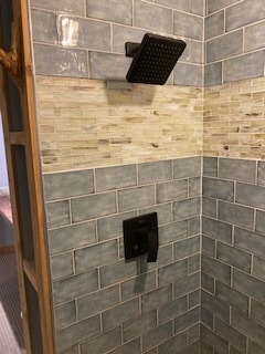 upper level shower - 814 Tullahoma Dr