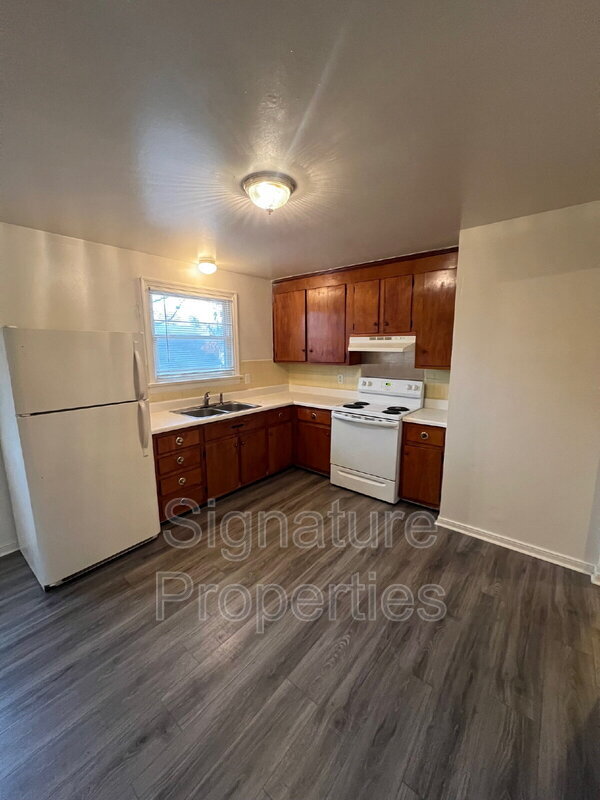 Building Photo - 208 N Cedar Ave