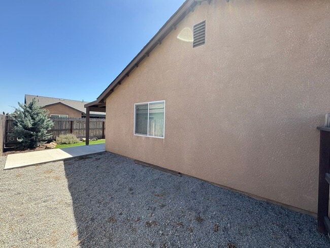 Building Photo - NW Visalia Home Available Now!