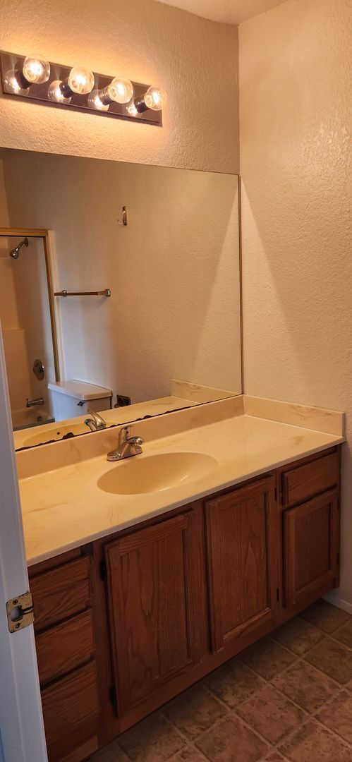 Building Photo - 2 bedroom, 2 bathroom condo in University Heights