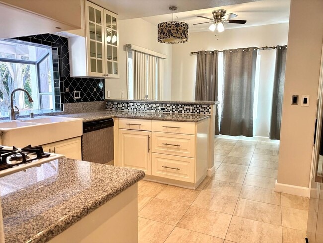 Building Photo - Welcome to this stunning 3-bedroom, 2.5-ba...