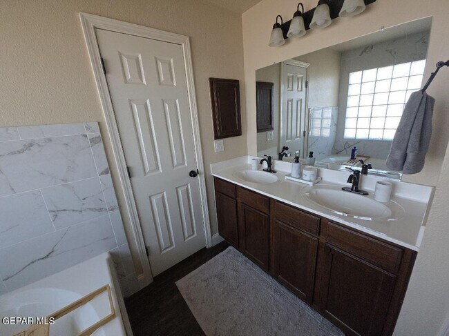 Building Photo - 12867 Hidden Grove Dr