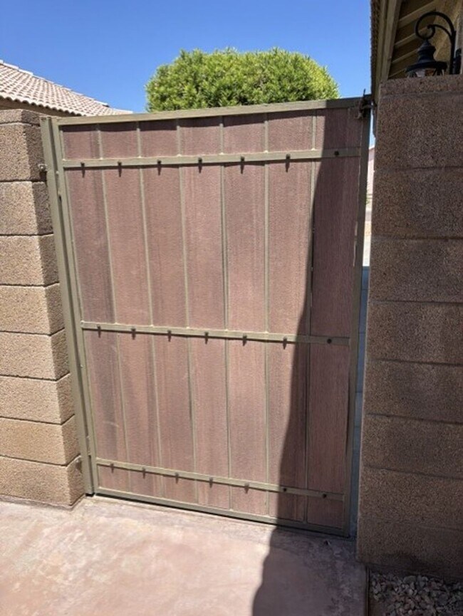 Building Photo - LOVELY SINGLE LEVEL 3 BEDROOM W/DEN 2 BATH PEORIA HOME VERY CLEAN!
