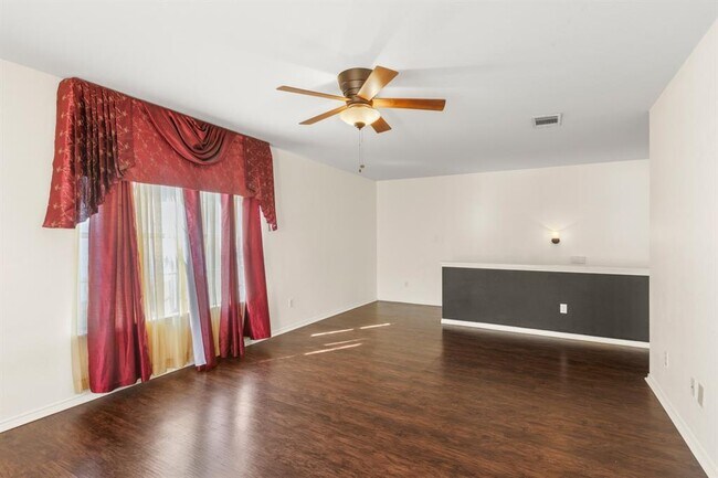 Building Photo - 300 Emerald Fields Ln