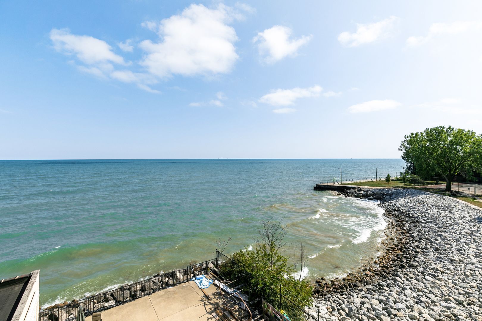 Building Photo - 7729 N Eastlake Ter