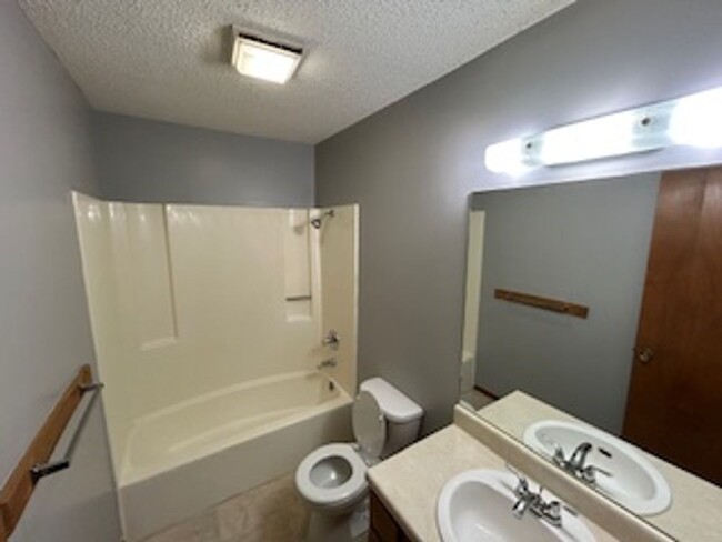 Building Photo - Charming Townhome, Prime Location, Cozy Li...