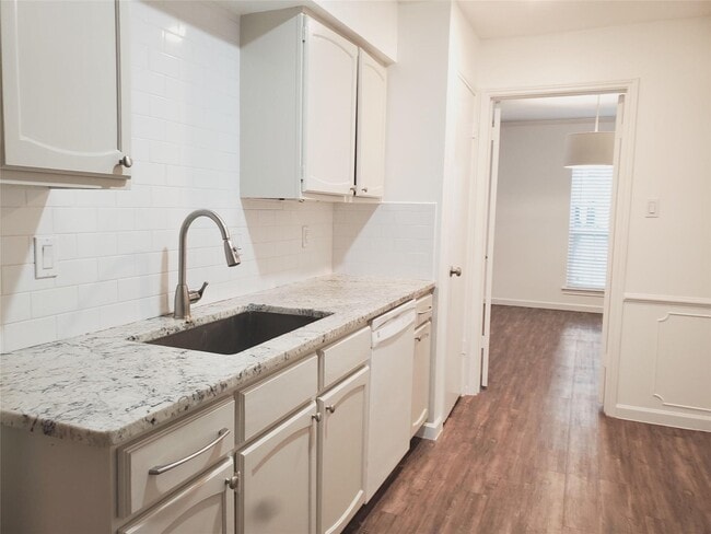 Building Photo - 361 N Post Oak Ln