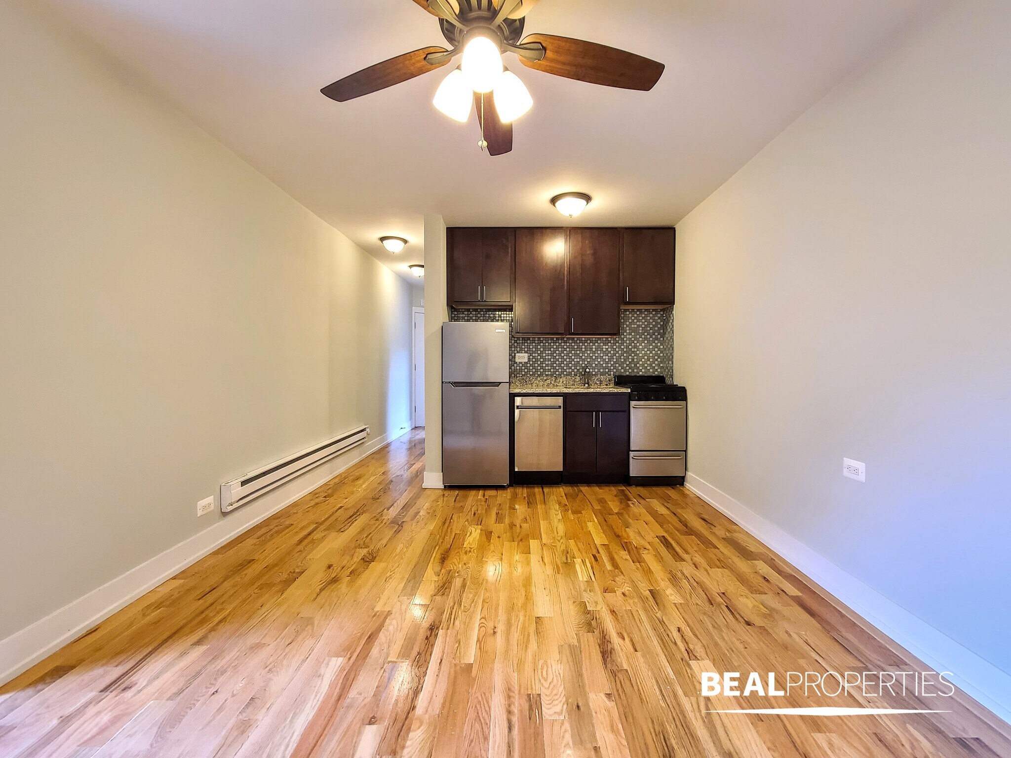 Building Photo - 819 W Cornelia Ave