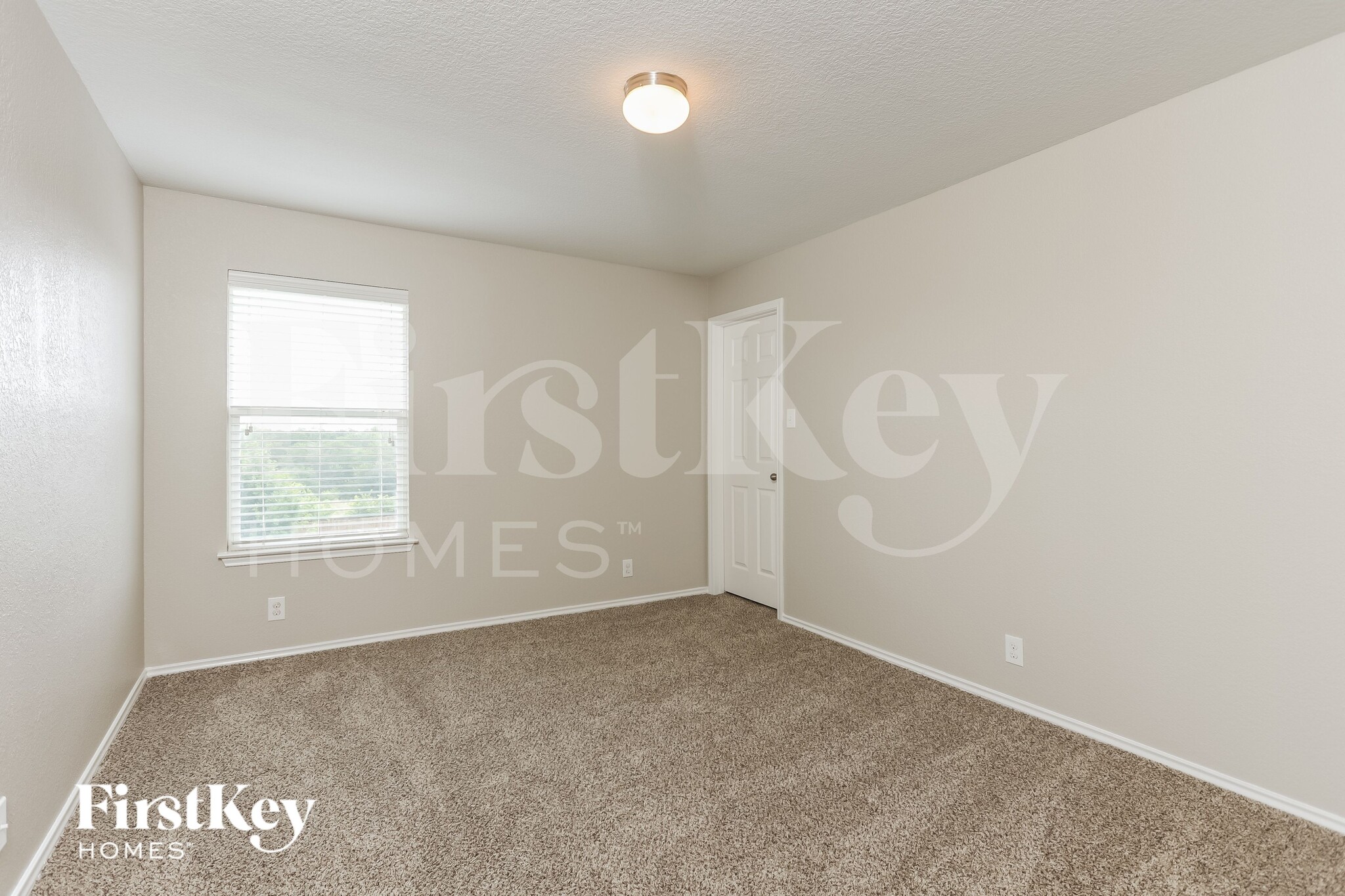 Building Photo - 466 Dolly Dr