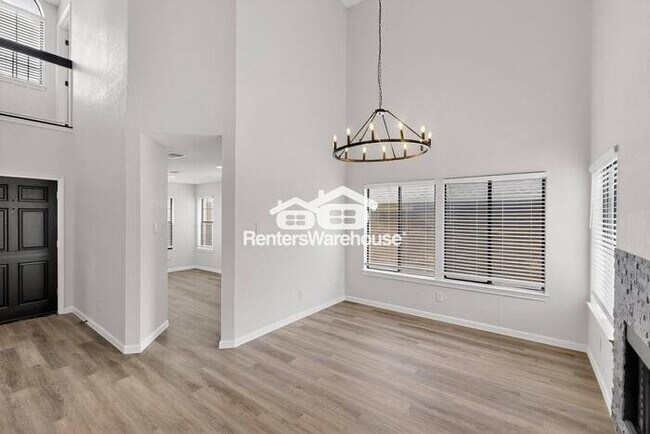 Building Photo - MOVE IN READY - 3BED/2.5BATH - CARROLLTON ...