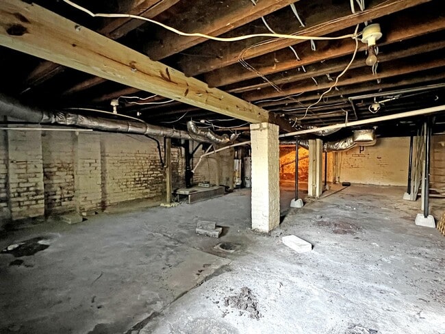 Building Photo - 16 S Stafford Ave