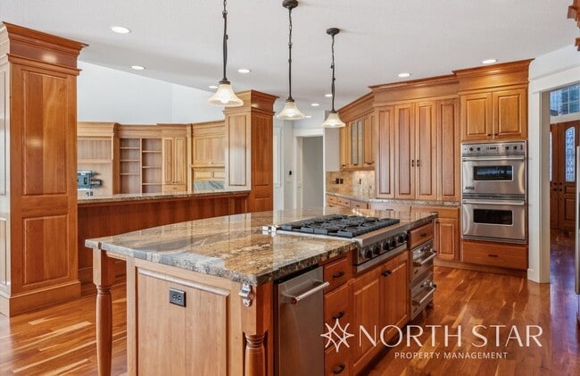 Building Photo - Stunning Bull Mountain Estate