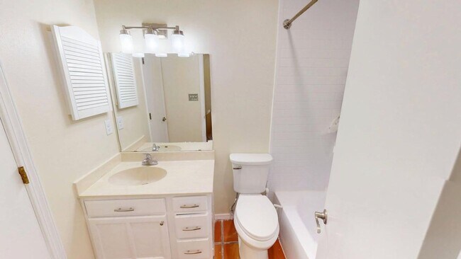 Building Photo - Large Centrally located townhome