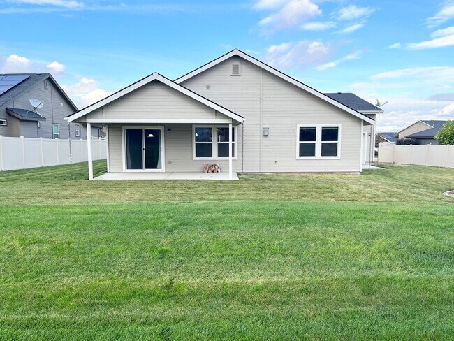 Building Photo - Silver Lining