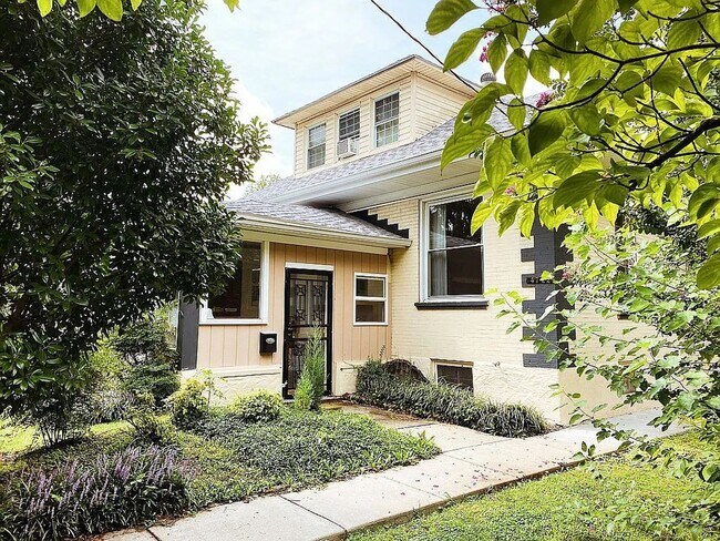 Primary Photo - STUNNING BEECHMONT HOME WITH SOLAR PANELS ...