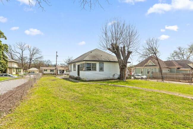 Building Photo - Charming + Modern Highland Park Home - 3 Beds, 2 Baths, Fenced Yard, + Plenty of Parking!