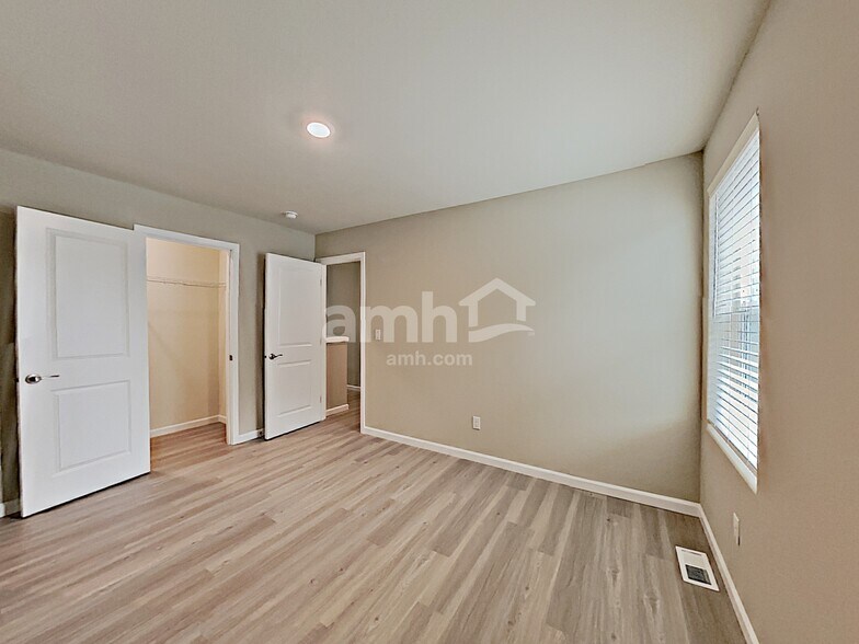 Building Photo - 5748 86th Dr NE