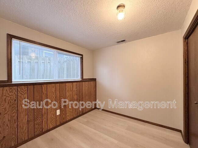 Building Photo - 324 SE 30th Ave