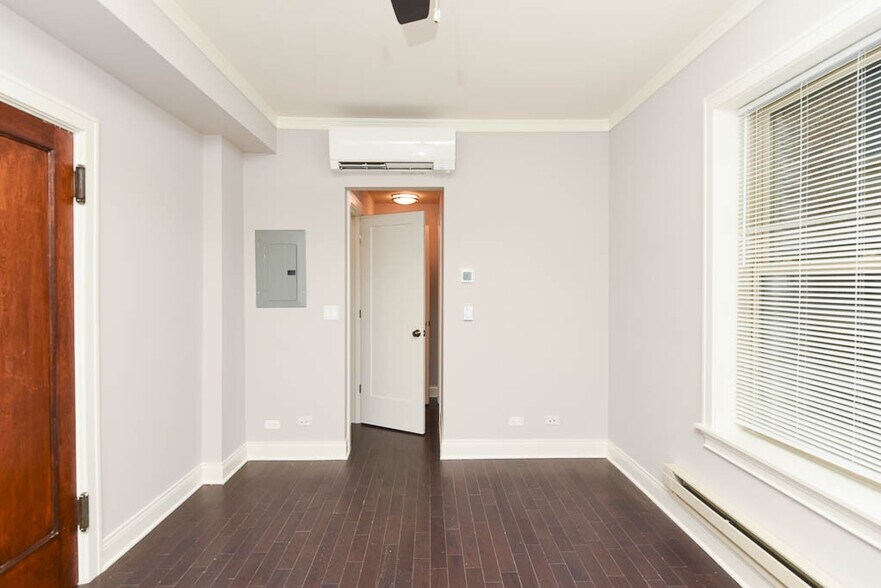 Building Photo - 640 W Wrightwood Ave