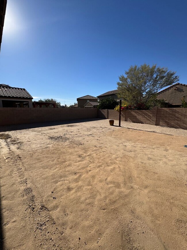 Building Photo - 4 bedroom 2 bath home