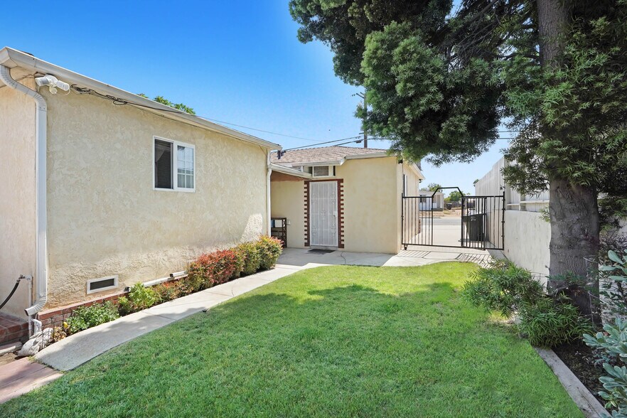 Entry from Gate - 1426 15th St