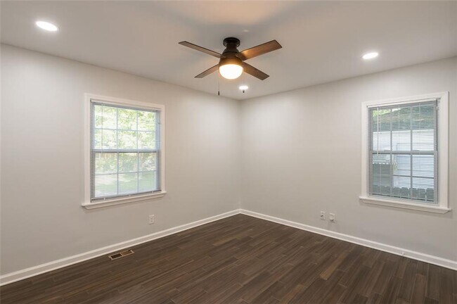 Building Photo - 3079 Cloverhurst Dr
