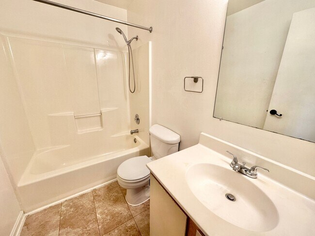 Building Photo - Beautiful 2 BR/2 BA Condo in Glen Burnie!