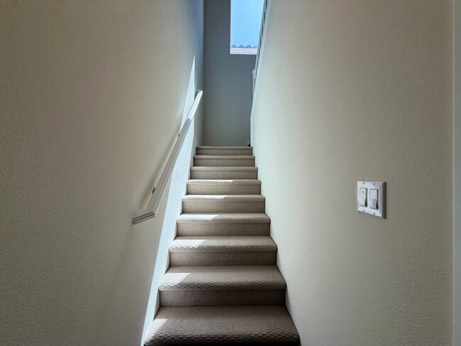 Building Photo - GORGEOUS 4 BED 3 BATH 2 CAR GARAGE SINGLE FAMILY HOME W/ LOFT, VAULTED ENTRYWAY, BACKYARD, AND BE...