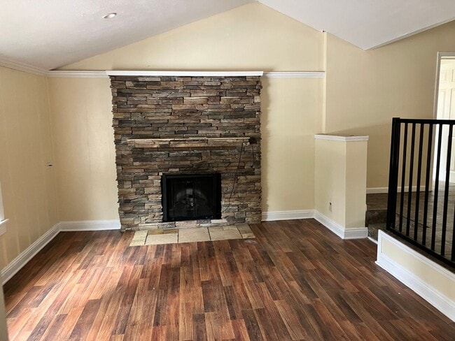 Building Photo - *LONG TERM RENTAL*